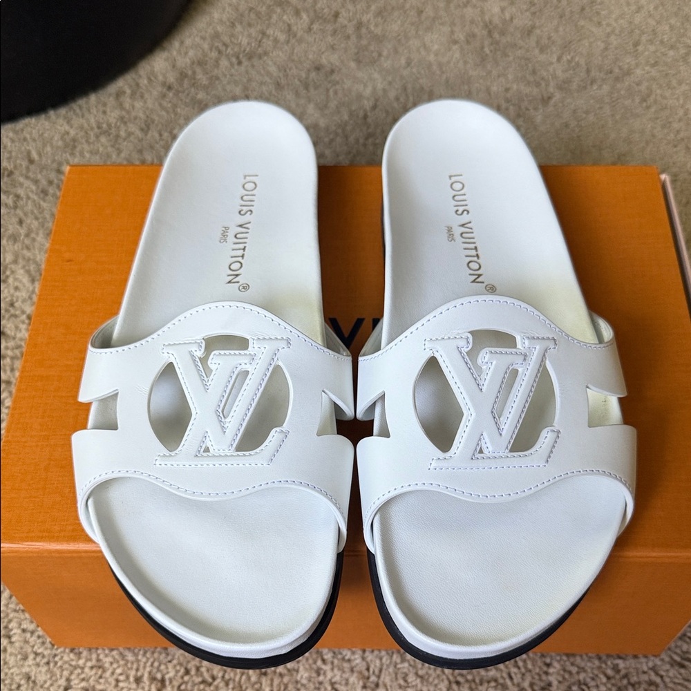 LOUIS VUITTON 1ACPBM LV Isola Flat Comfort Mule